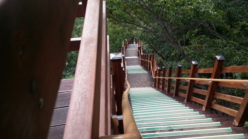 야외 산책로 데크 계단에 설치한 핸드레일